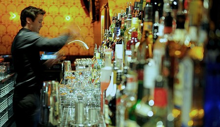 Professione barman: chi è e cosa fa