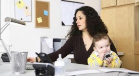 Lavoro e maternità: è possibile conciliare entrambe le cose? mammaelavoro