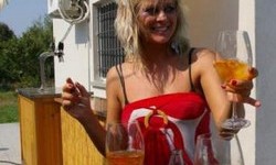 Troppo sexy per fare la barista: petizione per far allontanare una donna