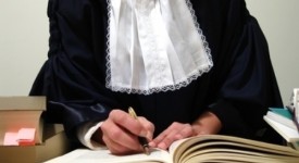 Regole collocamento fuori ruolo per avvocati, giudici e procuratori